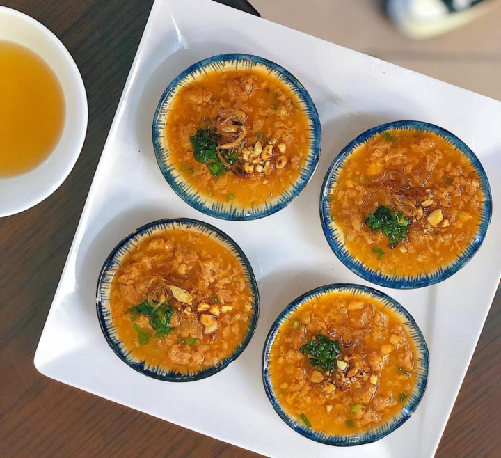 Bánh bèo chén với sốt thịt đậm đà kèm đậu phộng rang rất đặc biệt được nhiều thực khách chấm điểm 10 ở quán Thảo Nhi. (Ảnh: Toplist)