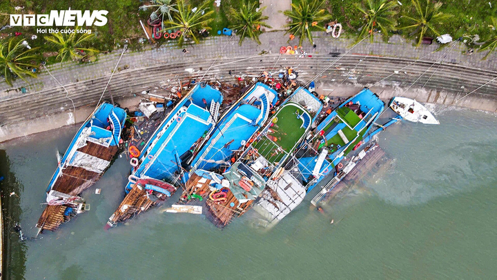 Bến thuyền ở Quảng Ninh tan hoang sau khi cuồng phong qua đi, trông như một bãi phế liệu nổi trên mặt nước. (Ảnh: Anh Đức)