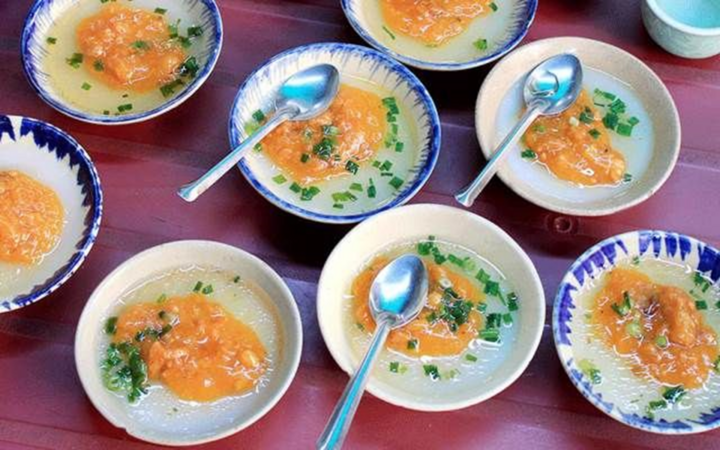 Bánh bèo 64 nằm bên cạnh chợ Bà Hoa ở Tân Bình được người dân gốc miền Trung yêu thích vì đúng hương vị xứ Quảng. (Ảnh: TL)