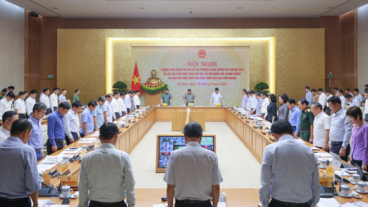 Trước khi bắt đầu, hội nghị dành một phút mặc niệm tưởng nhớ các nạn nhân bị thiệt mạng do bão lũ gây ra. (Ảnh: VGP)