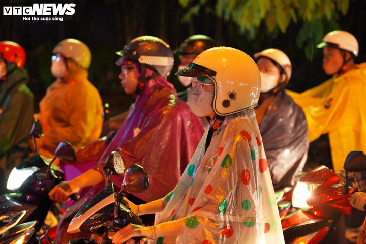 Thời tiết TP.HCM hôm nay 15/9, mây gián đoạn, từ trưa đến chiều tối có mưa dông, cục bộ có nơi mưa rất to.