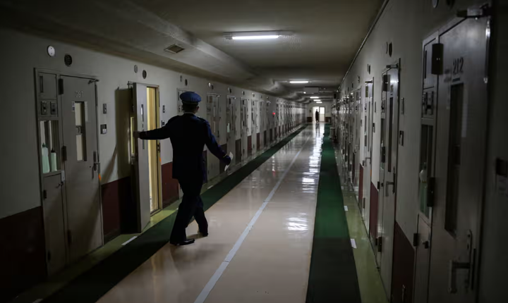 Sự tĩnh lặng bên trong nhà tù Fuchū. (Ảnh: Getty Images)