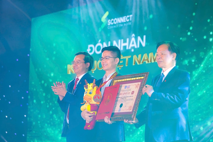 Ông Lê Mạnh Linh, Giám đốc mảng Ứng dụng và Trò chơi của Sconnect (giữa) đại diện nhận Chứng nhận Xác lập Kỷ lục Việt Nam cho Wolfoo Game.