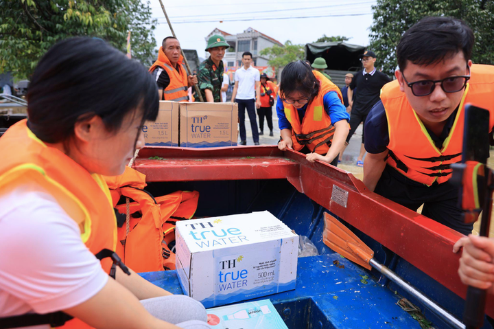 Băng rừng, vượt lũ đưa nước tinh khiết tới bà con vùng sâu vùng xa - 2