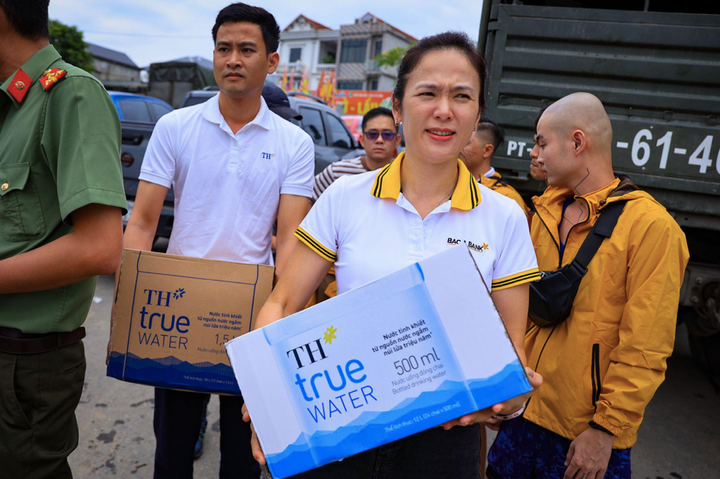 Băng rừng, vượt lũ đưa nước tinh khiết tới bà con vùng sâu vùng xa - 3