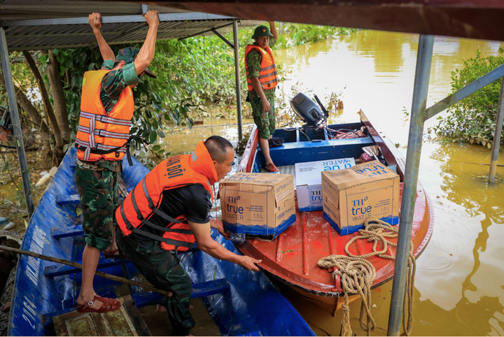 Băng rừng, vượt lũ đưa nước tinh khiết tới bà con vùng sâu vùng xa - 4