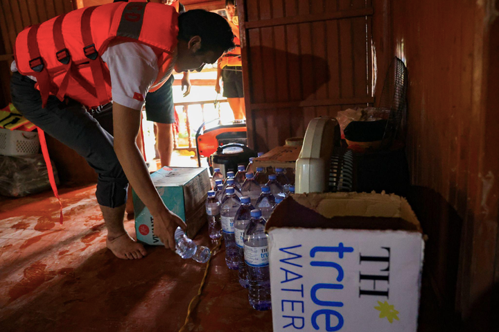 Băng rừng, vượt lũ đưa nước tinh khiết tới bà con vùng sâu vùng xa - 5