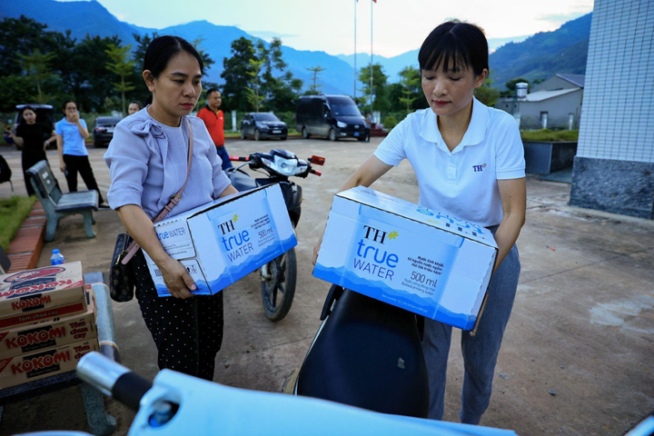 Băng rừng, vượt lũ đưa nước tinh khiết tới bà con vùng sâu vùng xa - 6