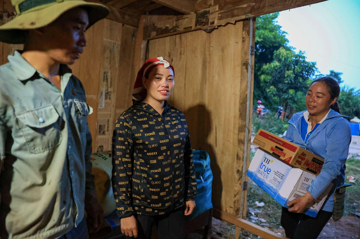 Băng rừng, vượt lũ đưa nước tinh khiết tới bà con vùng sâu vùng xa - 8