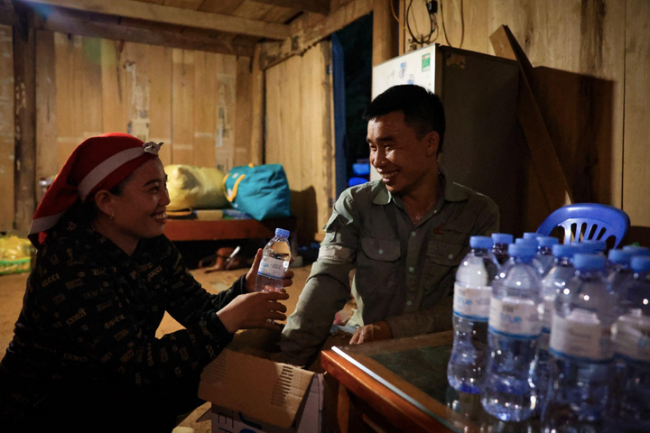 Băng rừng, vượt lũ đưa nước tinh khiết tới bà con vùng sâu vùng xa - 10