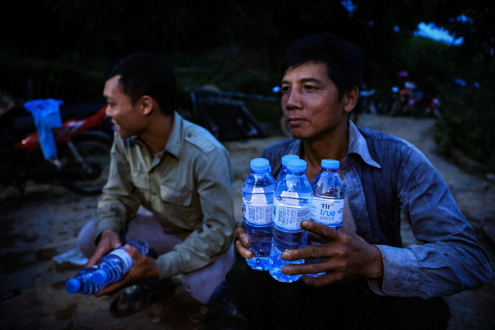 Băng rừng, vượt lũ đưa nước tinh khiết tới bà con vùng sâu vùng xa - 11
