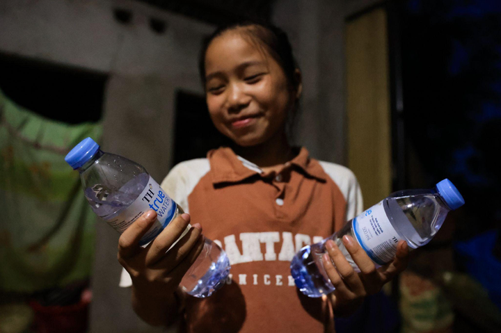 Băng rừng, vượt lũ đưa nước tinh khiết tới bà con vùng sâu vùng xa - 12