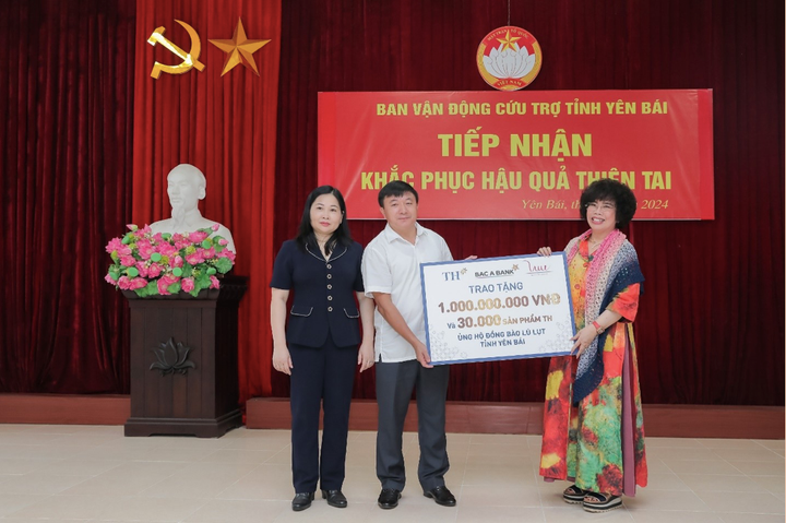 Nhà sáng lập Tập đoàn TH – Anh hùng Lao động Thái Hương - trực tiếp lên đường, có mặt tại Yên Bái trao tặng 1 tỷ đồng và 30.000 sản phẩm.