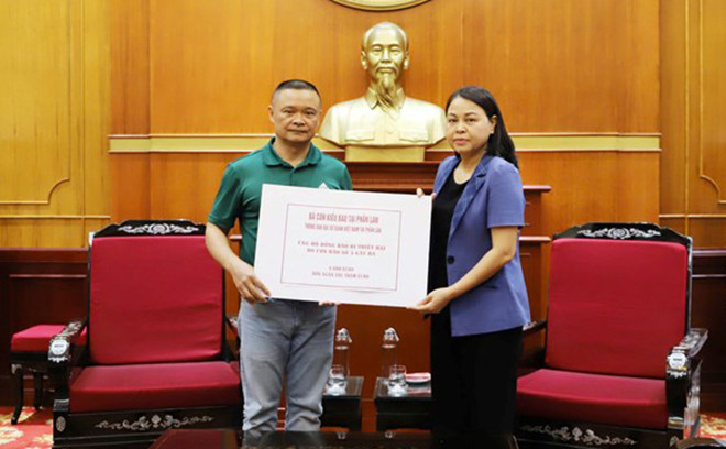 Ủy viên Trung ương Đảng, Phó Chủ tịch - Tổng Thư ký Ủy ban Trung ương Mặt trận Tổ quốc Việt Nam Nguyễn Thị Thu Hà tiếp nhận ủng hộ từ bà con kiều bào tại Phần Lan. (Ảnh: Trang thông tin điện tử Mặt trận Tổ quốc Việt Nam)