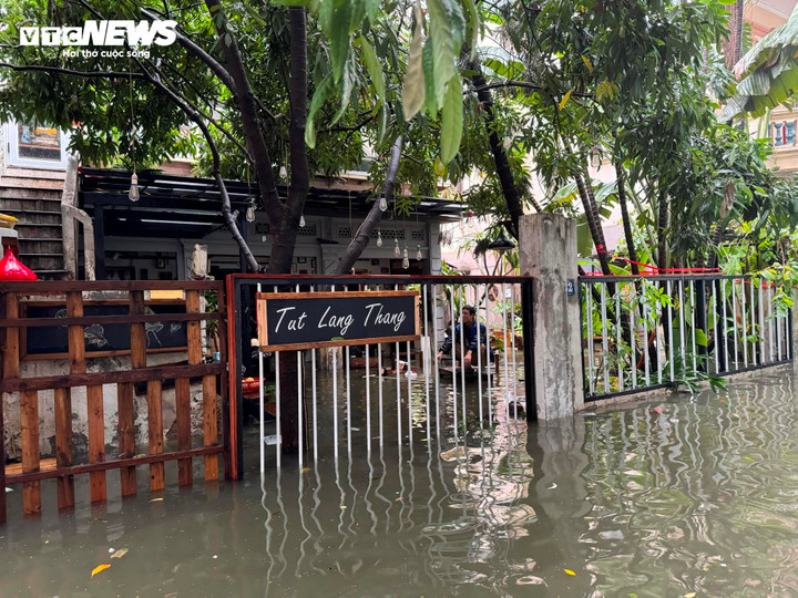 Nước ngập ngang nhà dân ở phố Định Công, quận Hoàng Mai. "Mưa to quá khiến nước sông Lừ dâng bằng mặt đường. Tầng 1 nhà tôi ngập sâu, trẻ con nghỉ học, người lớn không thể đi làm được", người dân chia sẻ.