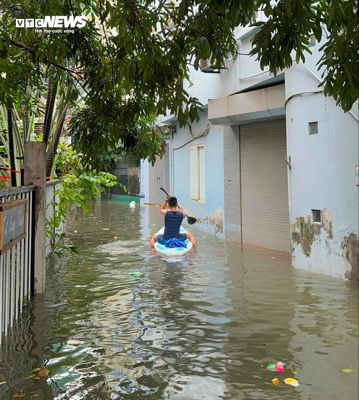 Người đàn ông di chuyển bằng thuyền trong ngõ 245 Định Công.