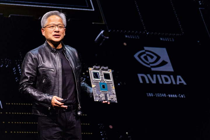Ông Jensen Huang giới thiệu GPU Blackwell. (Ảnh: Getty)