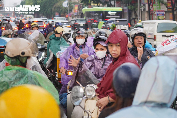 Giao thông hỗn loạn từ sáng sớm.