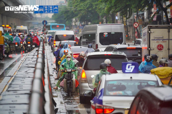 Dòng xe nối đuôi nhau đi ngược chiều để thoát cảnh ùn tắc.