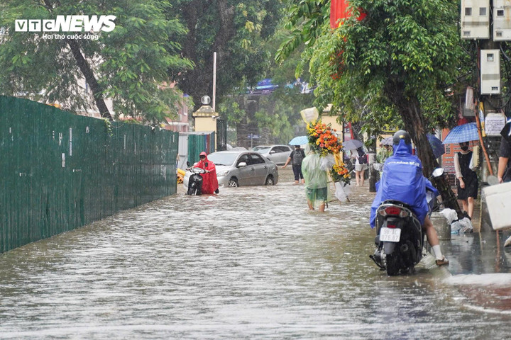 Hình ảnh ghi nhận tại "rốn ngập" Triều Khúc.