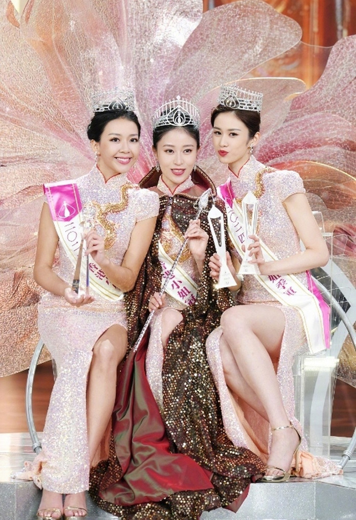 Từ trái qua phải: Á hậu 1 Lương Gia Oánh, Hoa hậu Nghê Nhạc Lâm và Á hậu 2 Dương Tử Dao.