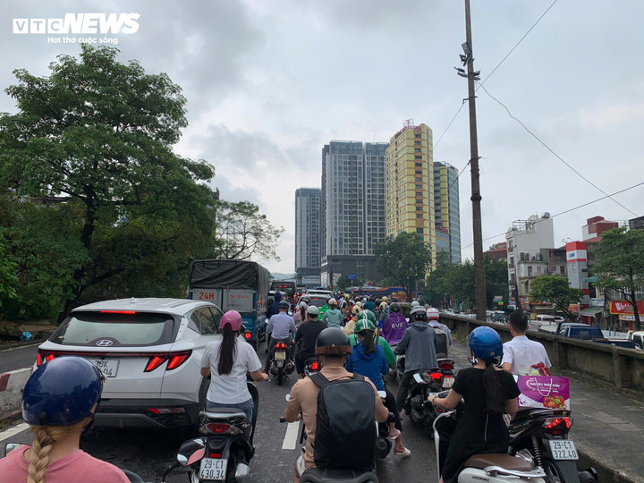 Dòng xe ùn ứ trên đường đê Nguyễn Khoái trong sáng đầu tuần. Dự báo trong 3 giờ tới, nội thành Hà Nội và các vùng lân cận vẫn tiếp tục mưa to với lượng mưa dao động 20-40mm, có nơi trên 50mm. Đợt mưa này có thể gây ngập úng cho nhiều tuyến phố nội thành với độ sâu phổ biến 10-20cm, một số tuyến phố nguy cơ ngập sâu hơn với độ sâu 25-30cm.