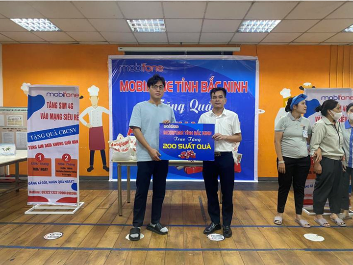 Ấm lòng mùa bão: MobiFone trao nhiều phần quà tận tay người lao động khó khăn - 1