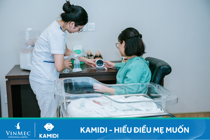 Điều dưỡng tại bệnh viện ĐKQT Vinmec Times City hỗ trợ sản phụ sử dụng Máy hút sữa điện đôi Silicone Kamidi Max.