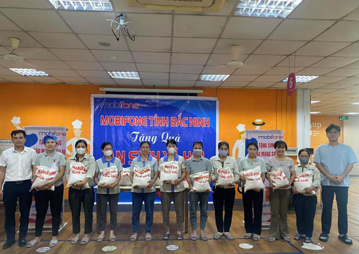 Ấm lòng mùa bão: MobiFone trao nhiều phần quà tận tay người lao động khó khăn - 2