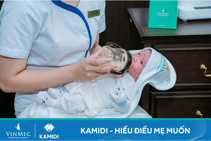 Điều dưỡng tại bệnh viện ĐKQT Vinmec Times City hỗ trợ sản phụ sử dụng Máy hút sữa điện đôi Silicone Kamidi Max.