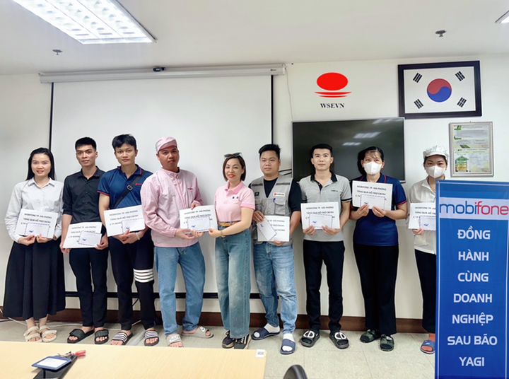 Ấm lòng mùa bão: MobiFone trao nhiều phần quà tận tay người lao động khó khăn - 3