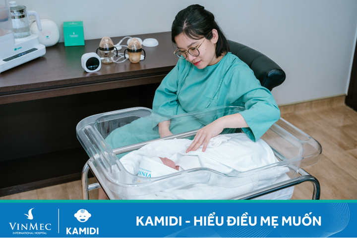 Sản phụ và bé thảnh thơi nghỉ ngơi sau khi sử dụng sản phẩm KAMIDI.