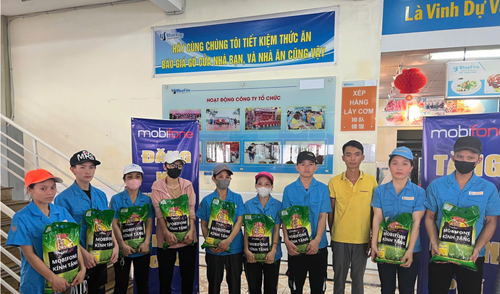 Ấm lòng mùa bão: MobiFone trao nhiều phần quà tận tay người lao động khó khăn - 4