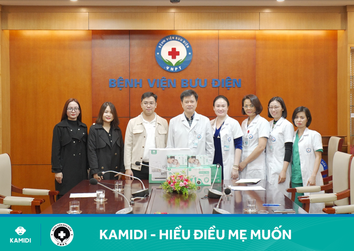 Đại diện phía bệnh viện Bưu điện (bên phải) cùng đại diện công ty cổ phần DCCR - thương hiệu KAMIDI (bên trái).