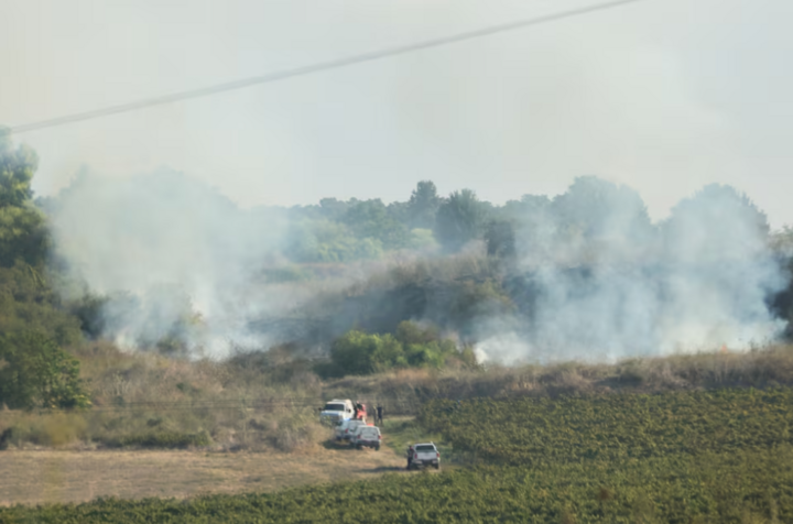 Khói bốc lên ở Israel sau khi tên lửa tấn công. (Ảnh: Reuters)
