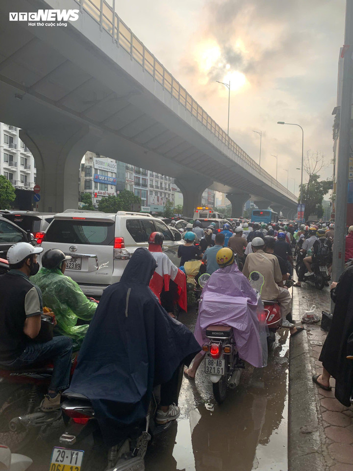 Hà Nội ngập lụt, tắc đường khắp nơi sau trận mưa lớn trong đêm - 13