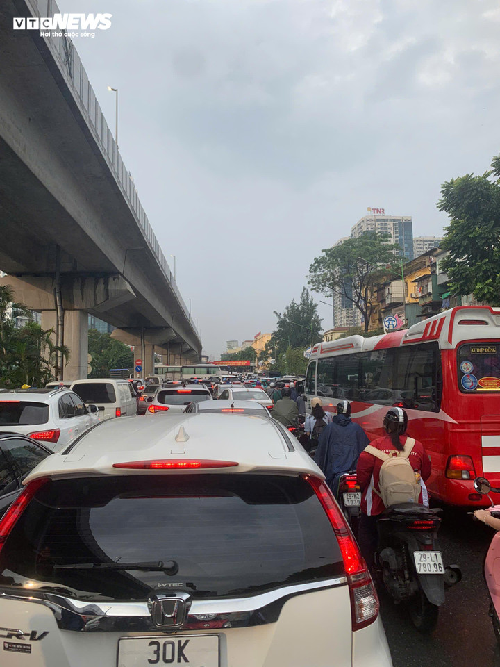 Hà Nội ngập lụt, tắc đường khắp nơi sau trận mưa lớn trong đêm - 14
