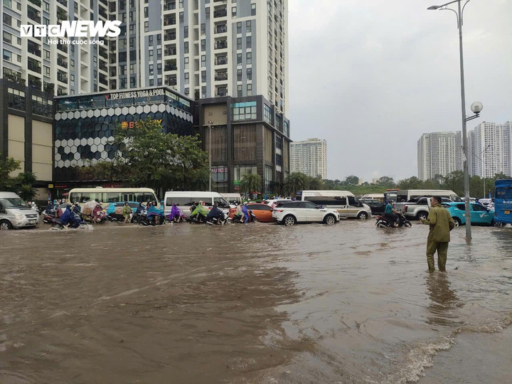 Đường Phạm Tu ra Nguyễn Xiển ngập đến nửa bánh xe, ô tô, xe máy bì bõm trên đường.