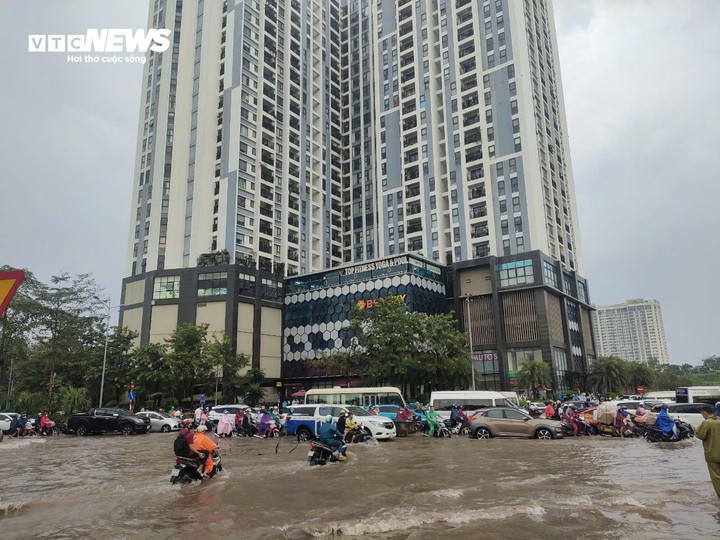 Giao thông hỗn loạn trong sáng đầu tuần.