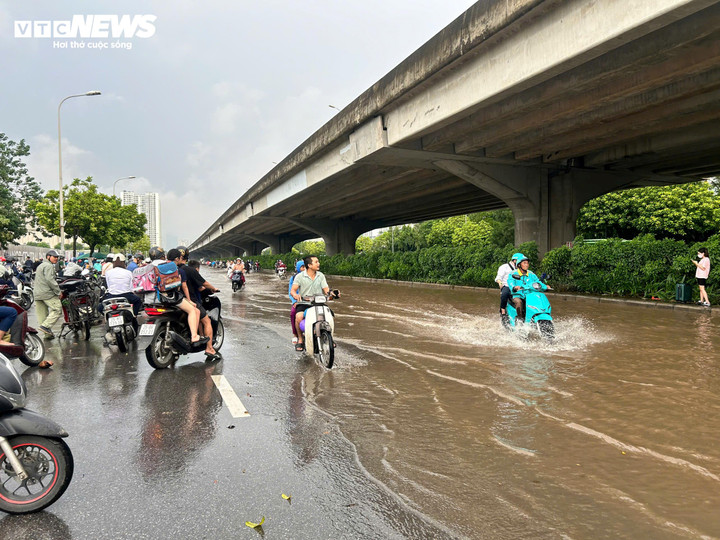 Đường Nguyễn Xiển ngập nặng khiến nhiều xe máy không dám đi qua.