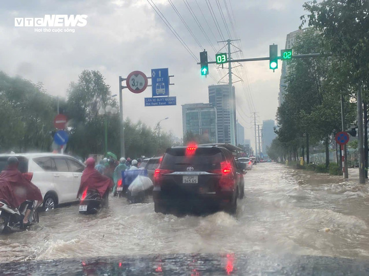 Đường nội bộ trong một khu dân cư cạnh đường Tố Hữu, quận Hà Đông.