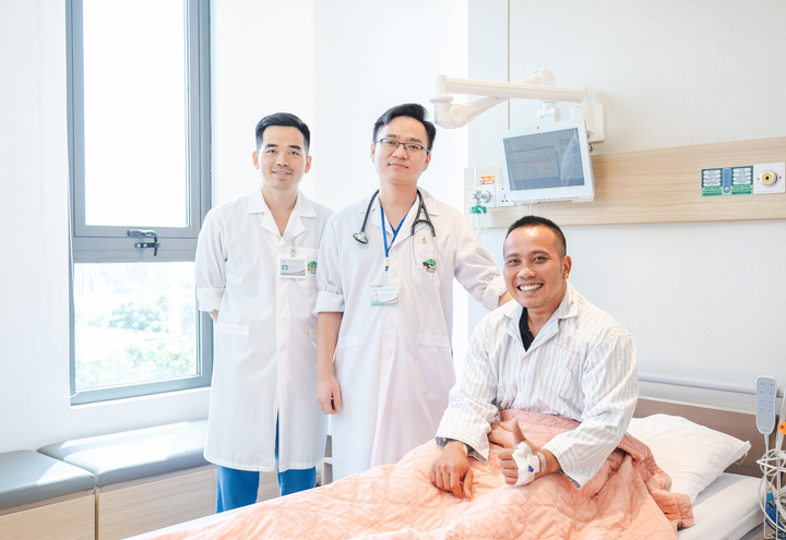 Anh Tình vui vẻ gửi lời cảm ơn đến đội ngũ bác sĩ trước khi xuất viện.