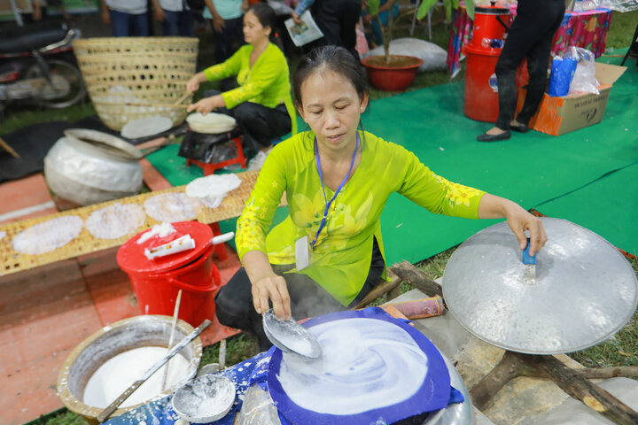 Nghệ nhân làm bánh tráng phơi sương. (Ảnh: Nguyễn Thành)