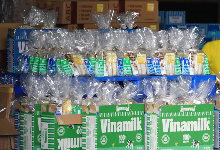 Hơn 3.000 phần quà đã được nhân viên Vinamilk đóng gói trong một ngày để gửi tặng bà con vùng bão lũ.