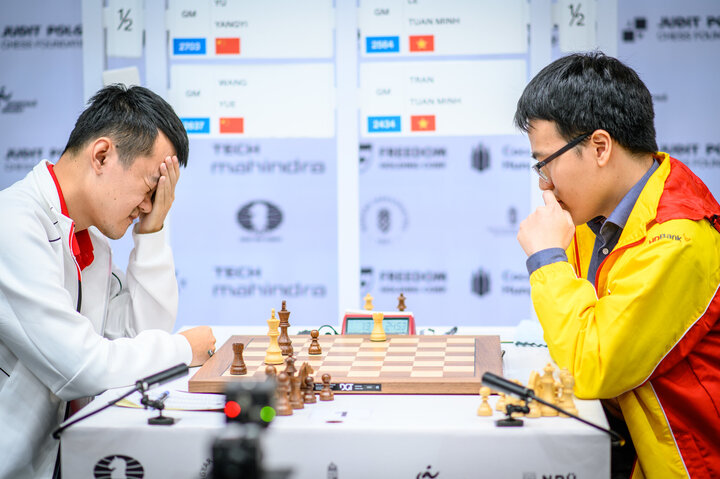 Lê Quang Liêm (bên phải) thắng kỳ thủ Trung Quốc. (Ảnh: FIDE)