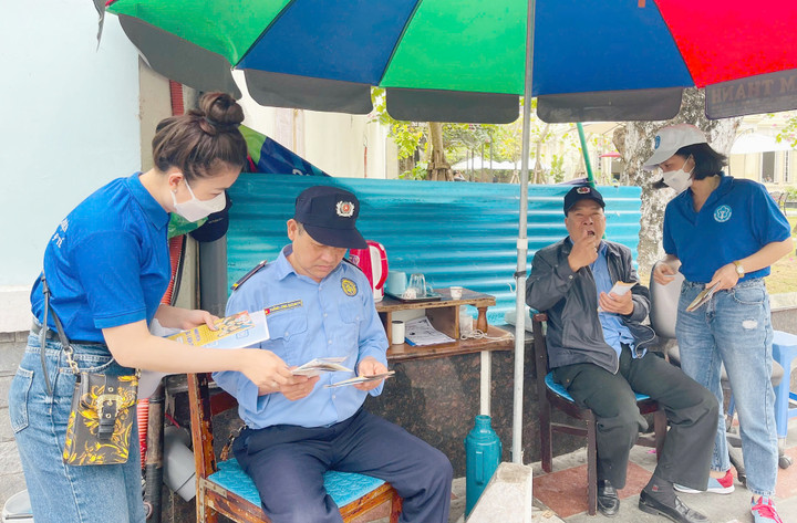 Cán bộ BHXH Hải Phòng tuyên truyền về chính sách BHXH, BHYT tự nguyện.