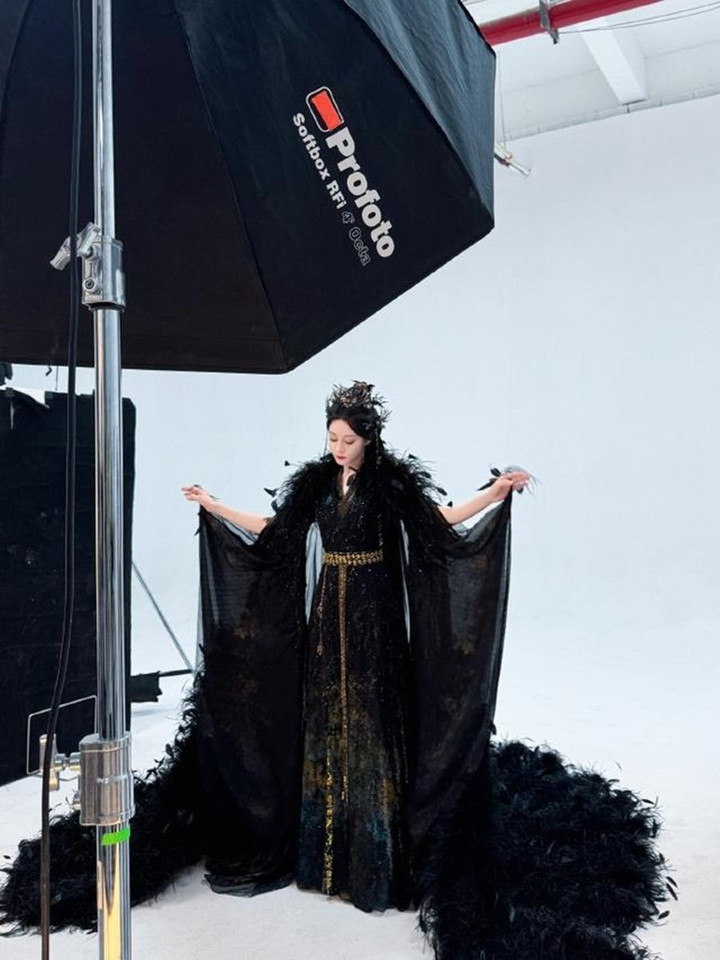 Trước đó, hình ảnh Nhiệt Ba trong bộ đồ đen bị fan của cô chê bai hết lời.