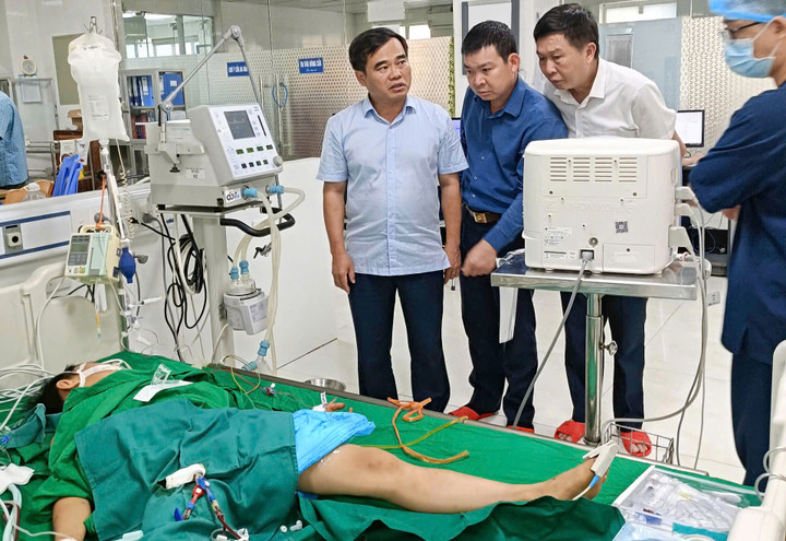 Bệnh nhi đang được điều trị tại bệnh viện. (Ảnh Lữ Phú)