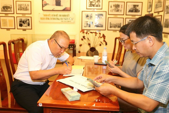 Ông Park Hang Seo gửi 200 triệu đồng ủng hộ đồng bào vùng lũ.