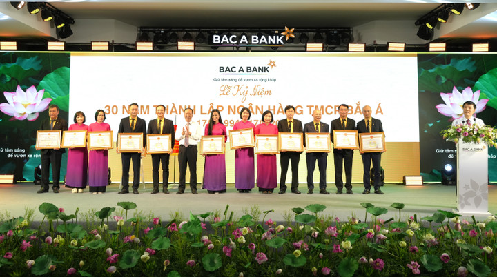 Tập thể nhận Bằng khen của Thống đốc Ngân hàng Nhà nước